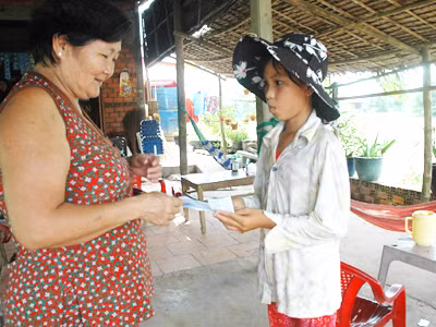 Bán vé số là công việc thường ngày của Khả Ái hơn 2 năm nay Ảnh: Quang Phương