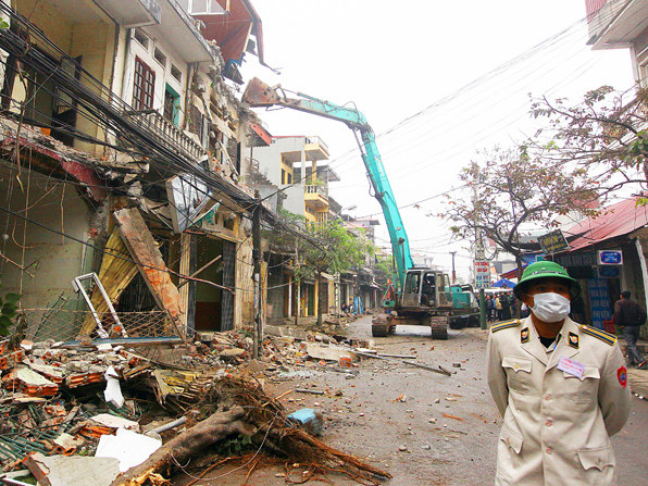 Thanh tra xây dựng quận 1, TP.HCM tham gia xử phạt xe dừng đậu trái phép trên lòng lề đường. Thời gian qua thanh tra xây dựng còn tham gia xử phạt nhiều lĩnh vực ngoài xây dựng. Ảnh: Thuận thắng. Thanh tra xây dựng quận 1, TP.HCM tham gia xử phạt xe dừng đậu trái phép trên lòng lề đường. Thời gian qua thanh tra xây dựng còn tham gia xử phạt nhiều lĩnh vực ngoài xây dựng. Ảnh: Thuận thắng