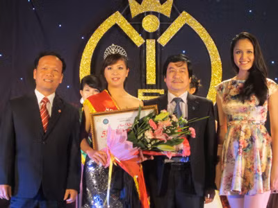 Á hậu Hoàng Anh cùng đại diện nhà trường trao danh hiệu Hoa khôi cho Đinh Trà Liên. Ảnh: Dantri