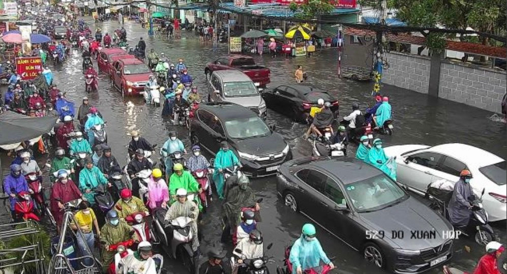 Đường Đỗ Xuân Hợp và Nguyễn Duy Trinh (TP Thủ Đức) ngập sâu trong cơn mưa chiều 27/5. Đường Đỗ Xuân Hợp và Nguyễn Duy Trinh (TP Thủ Đức) ngập sâu trong cơn mưa chiều 27/5.