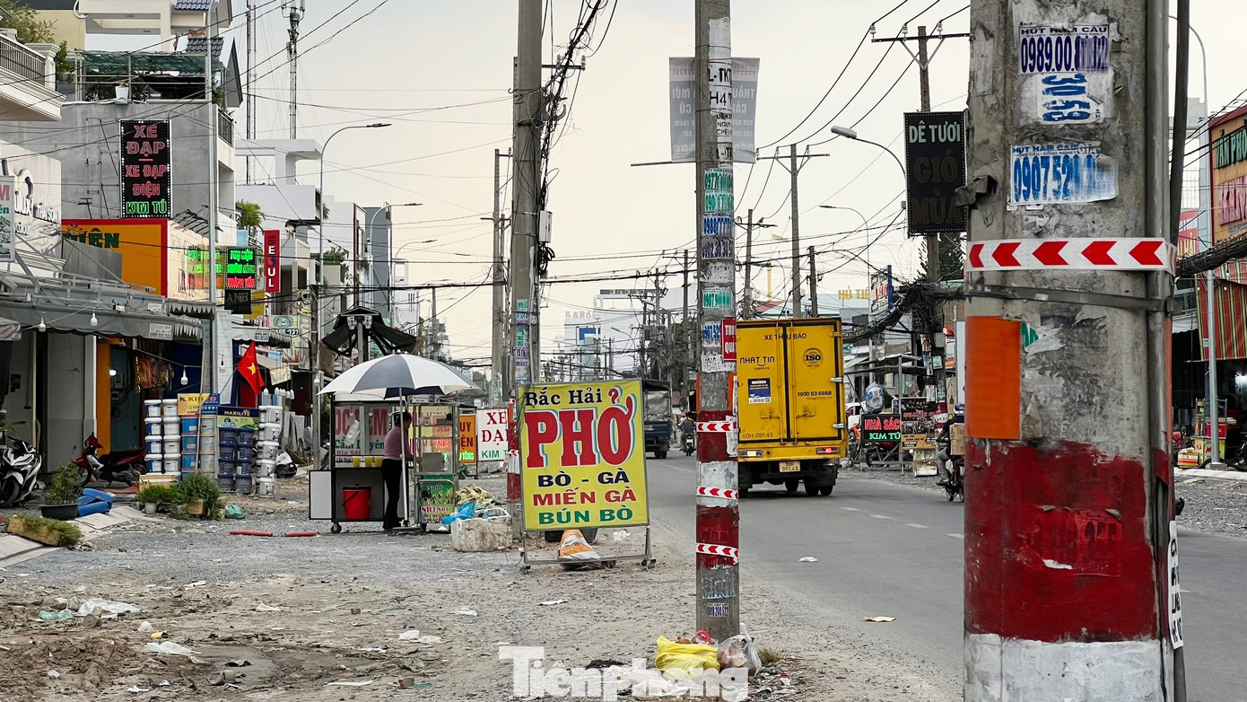 Bên cạnh đó, vẫn phải đảm bảo hoạt động cho hệ thống các công trình hạ tầng kỹ thuật này nên ảnh hưởng rất lớn đến tiến độ và công tác tổ chức thi công công trình.