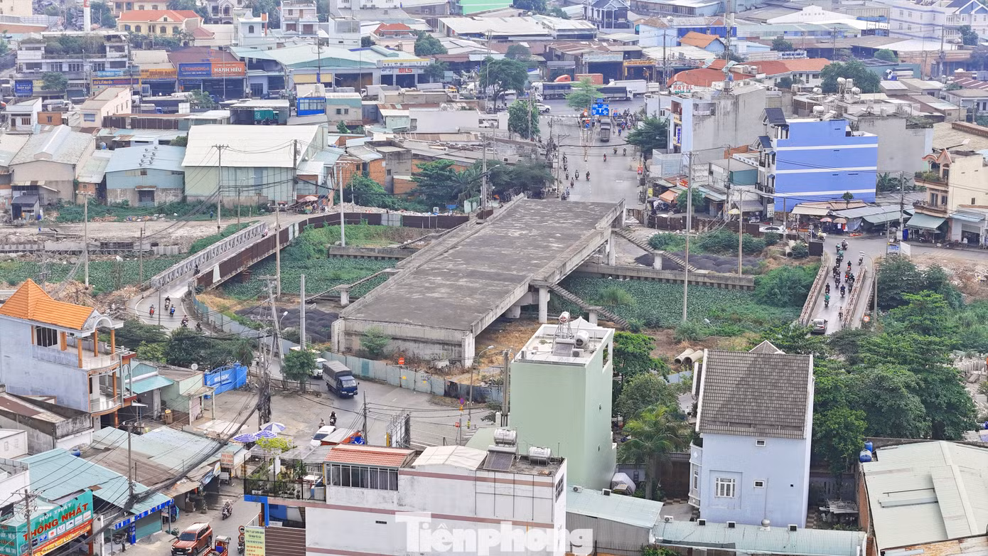 Nằm kế bên dự án mở rộng đường Tân Kỳ Tân Quý là dự án xây dựng cầu Tân Kỳ Tân Quý. Theo kế hoạch, trong tháng 6 tới đây, dự án này sẽ được tái thi công sau 5 năm "đắp chiếu".