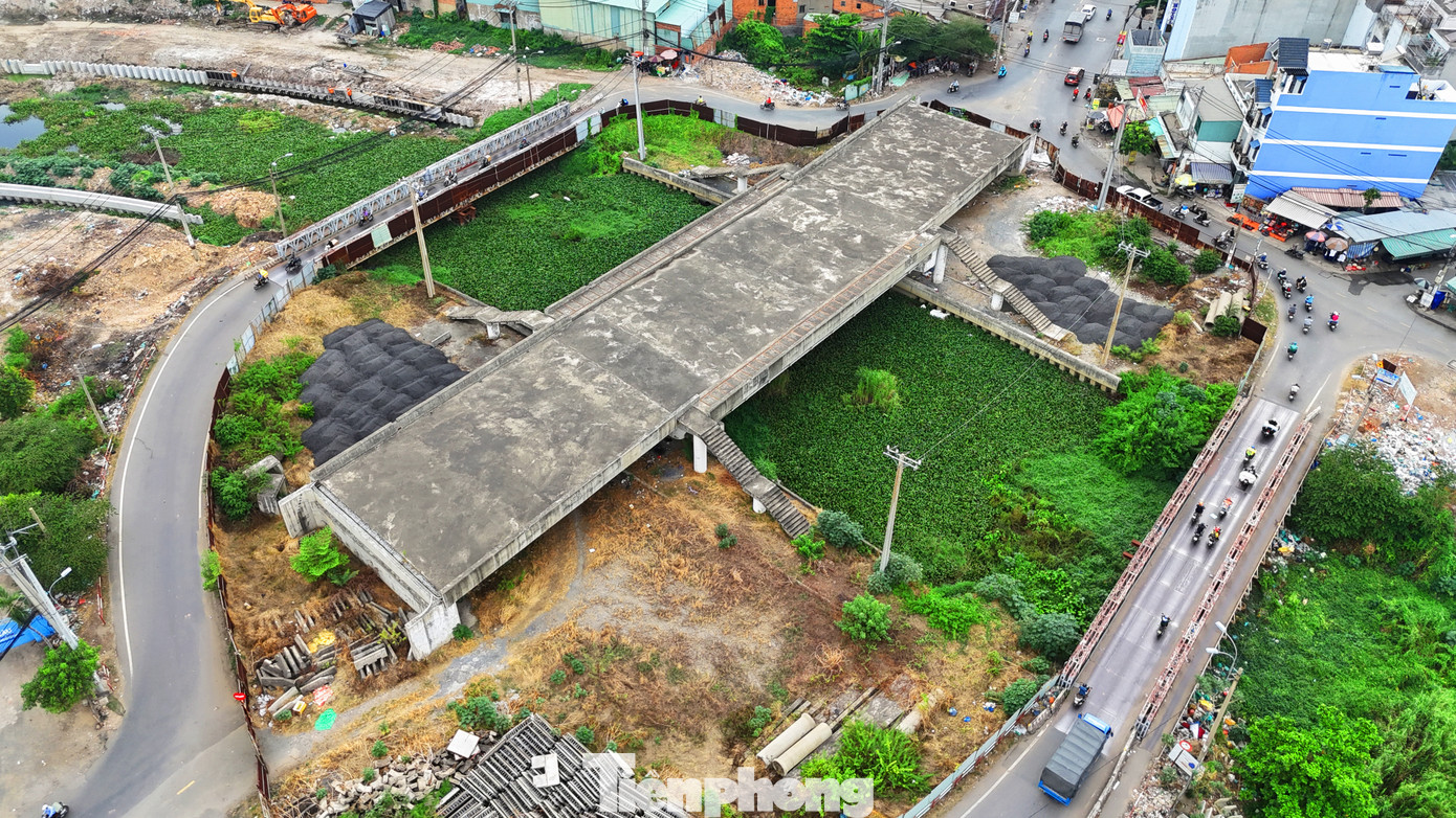 Ông Lương Minh Phúc - Giám đốc Ban Giao thông TPHCM cho biết, dự kiến ngày 30/5 tới, quận Bình Tân sẽ bàn giao mặt bằng cho dự án cầu Tân Kỳ Tân Quý để đến giữa tháng 6 sẽ khởi công và tháng 12 năm nay sẽ hoàn thành dự án.