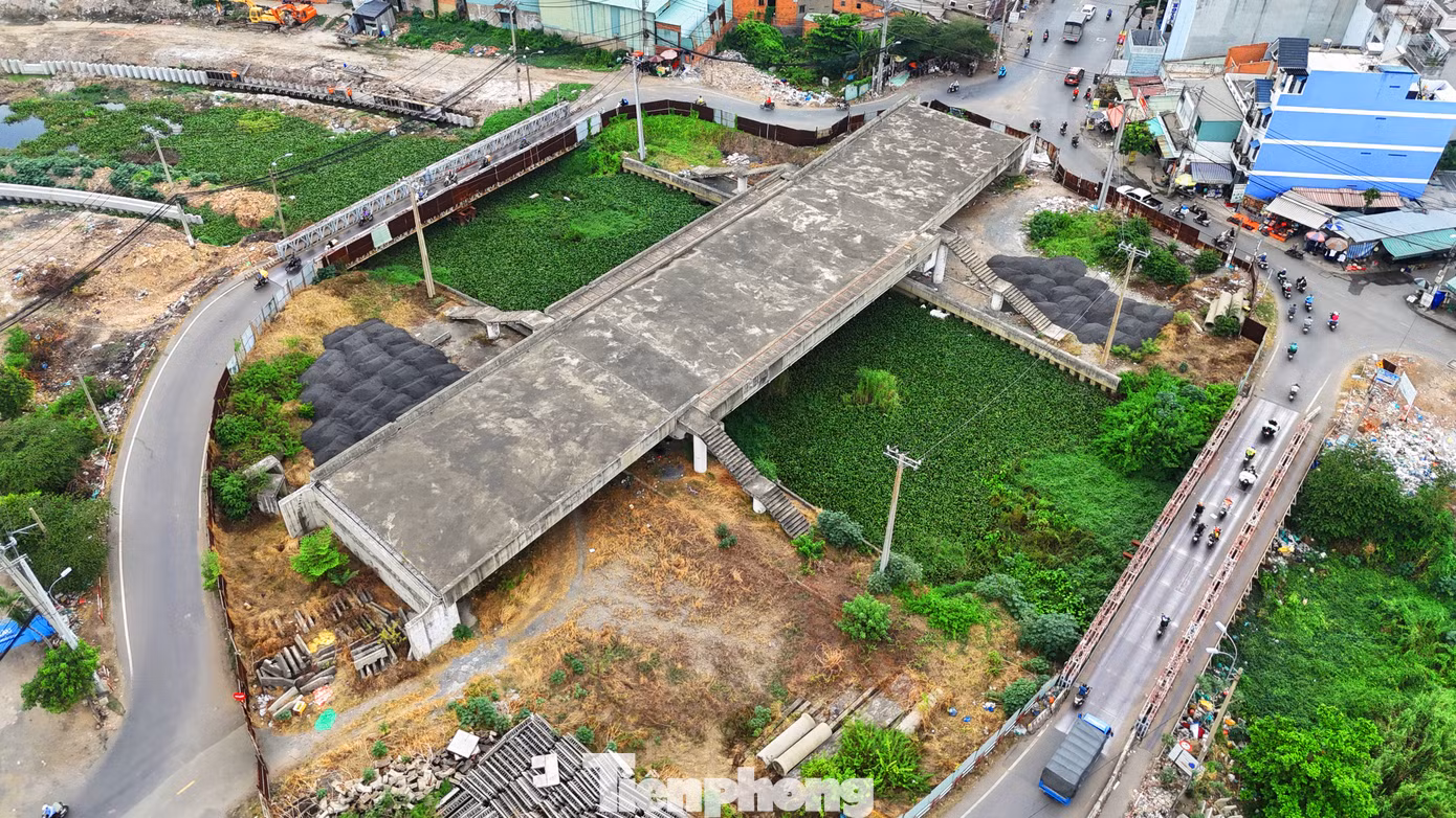 Ông Lương Minh Phúc - Giám đốc Ban Giao thông TPHCM cho biết, dự kiến ngày 30/5 tới, quận Bình Tân sẽ bàn giao mặt bằng cho dự án cầu Tân Kỳ Tân Quý để đến giữa tháng 6 sẽ khởi công và tháng 12 năm nay sẽ hoàn thành dự án.