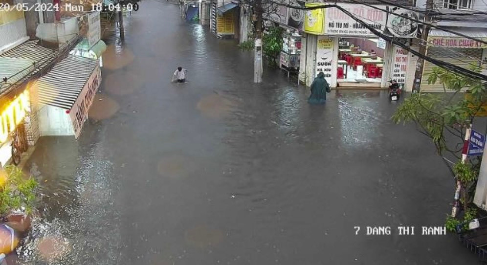 Đường Đỗ Xuân Hợp và một số tuyến đường quanh chợ Thủ Đức như: Hồ Văn Tư, Đặng Thị Rành, Dương Văn Cam trong cơn mưa chiều 20/5. Ảnh: Camera giao thông. Đường Đỗ Xuân Hợp và một số tuyến đường quanh chợ Thủ Đức như: Hồ Văn Tư, Đặng Thị Rành, Dương Văn Cam trong cơn mưa chiều 20/5. Ảnh: Camera giao thông.