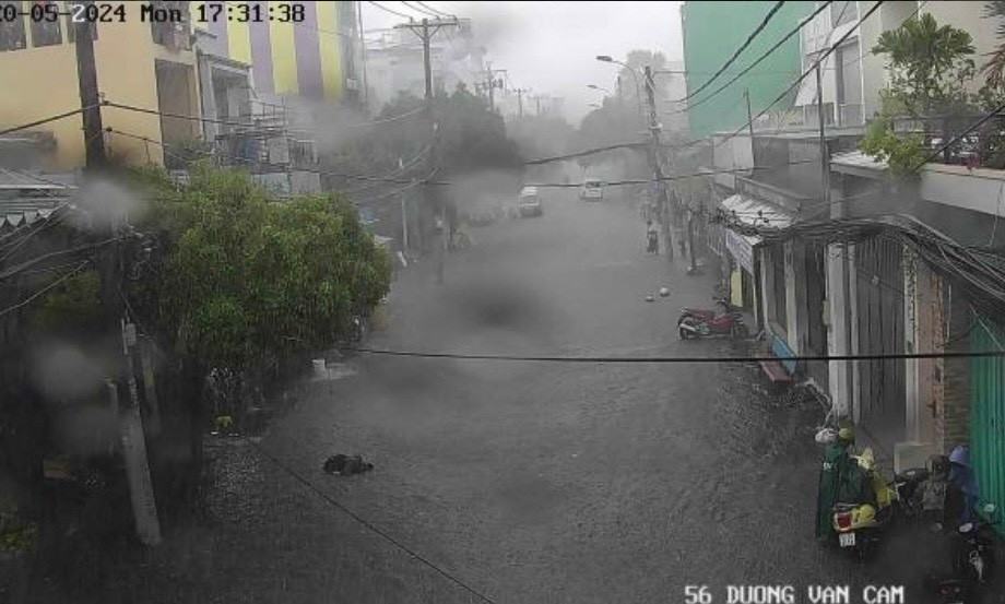 Đường Đỗ Xuân Hợp và một số tuyến đường quanh chợ Thủ Đức như: Hồ Văn Tư, Đặng Thị Rành, Dương Văn Cam trong cơn mưa chiều 20/5. Ảnh: Camera giao thông. Đường Đỗ Xuân Hợp và một số tuyến đường quanh chợ Thủ Đức như: Hồ Văn Tư, Đặng Thị Rành, Dương Văn Cam trong cơn mưa chiều 20/5. Ảnh: Camera giao thông.