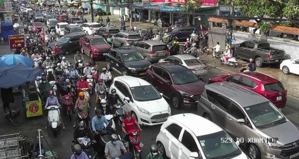 Giao thông ùn ứ trên đường Đỗ Xuân Hợp (TP Thủ Đức) sau cơn mưa sáng 20/5. Giao thông ùn ứ trên đường Đỗ Xuân Hợp (TP Thủ Đức) sau cơn mưa sáng 20/5.