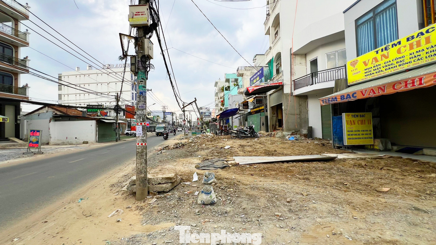 Theo Ban Giao thông TPHCM, trên mặt bằng tuyến tồn tại rất nhiều công trình hạ tầng kỹ thuật (đường ống cấp nước, lưới điện trung hạ thế, hệ thống cáp thông tin, viễn thông được treo trên các trụ điện dọc 2 bên tuyến) cần phải được di dời tái lập lại.