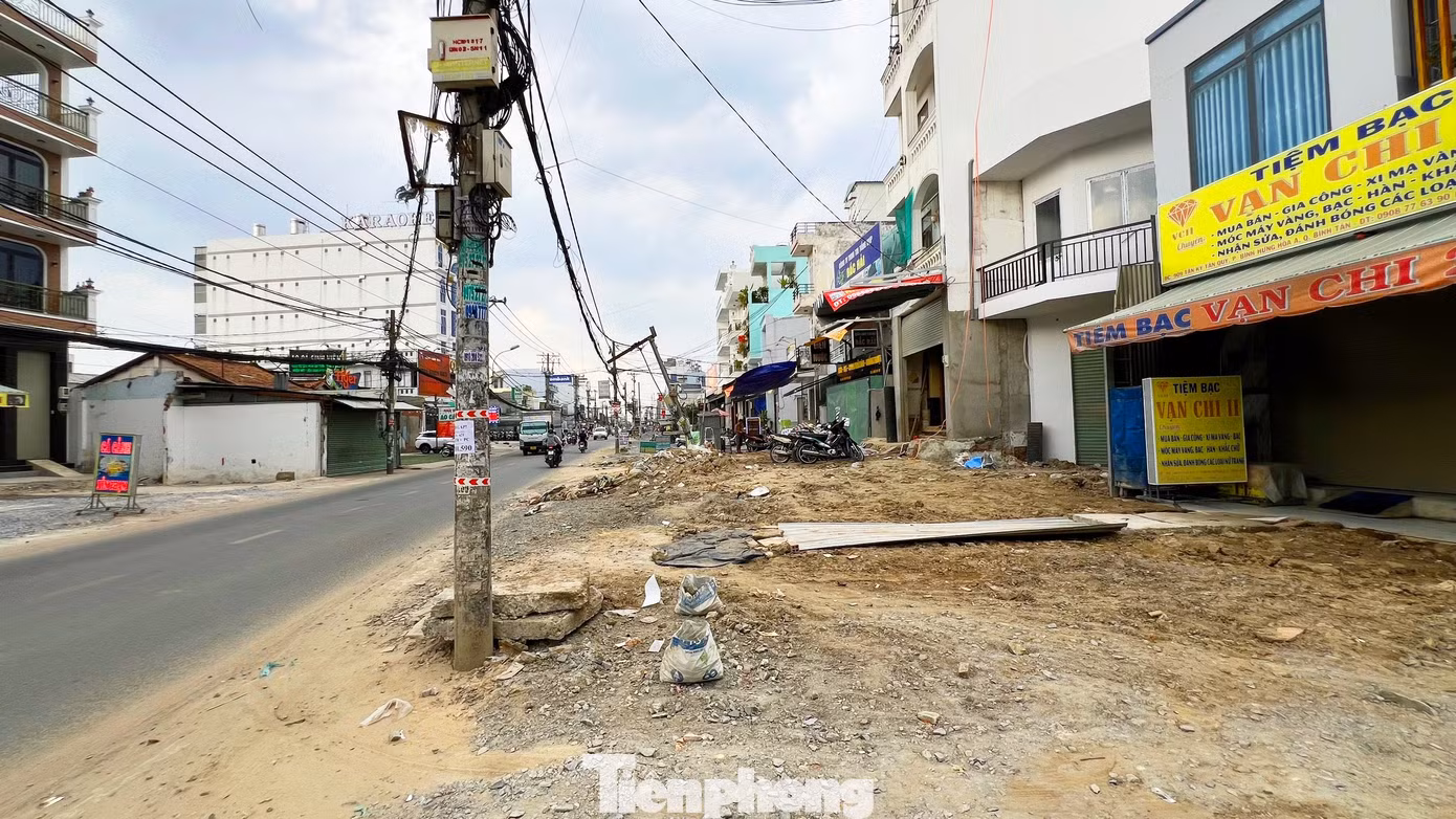 Theo Ban Giao thông TPHCM, trên mặt bằng tuyến tồn tại rất nhiều công trình hạ tầng kỹ thuật (đường ống cấp nước, lưới điện trung hạ thế, hệ thống cáp thông tin, viễn thông được treo trên các trụ điện dọc 2 bên tuyến) cần phải được di dời tái lập lại.