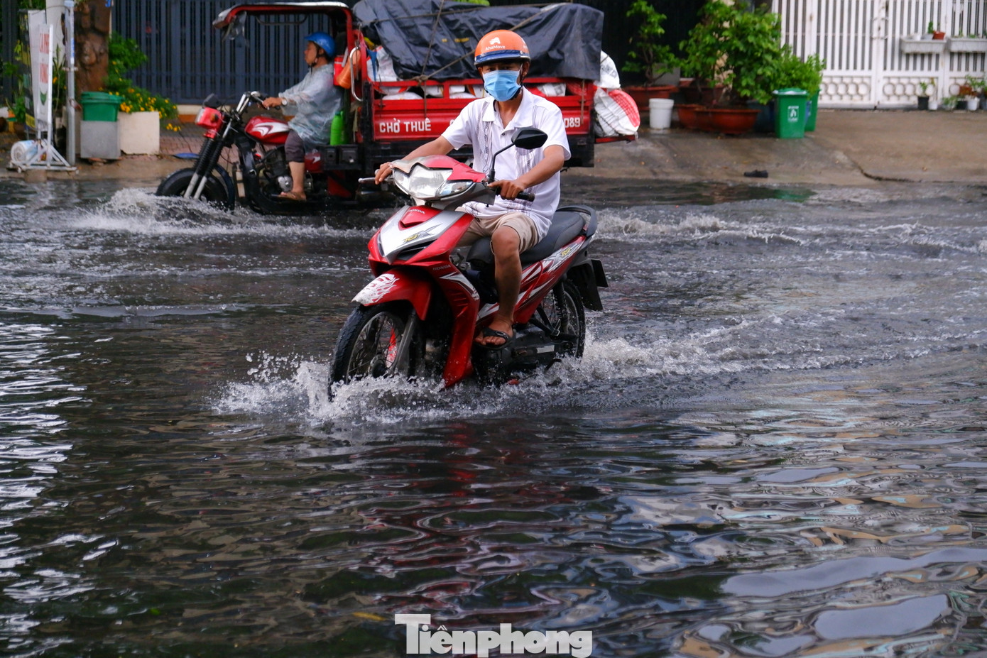 Nước ngập sâu khiến giao thông qua khu vực gặp nhiều khó khăn. Nước ngập sâu khiến giao thông qua khu vực gặp nhiều khó khăn.