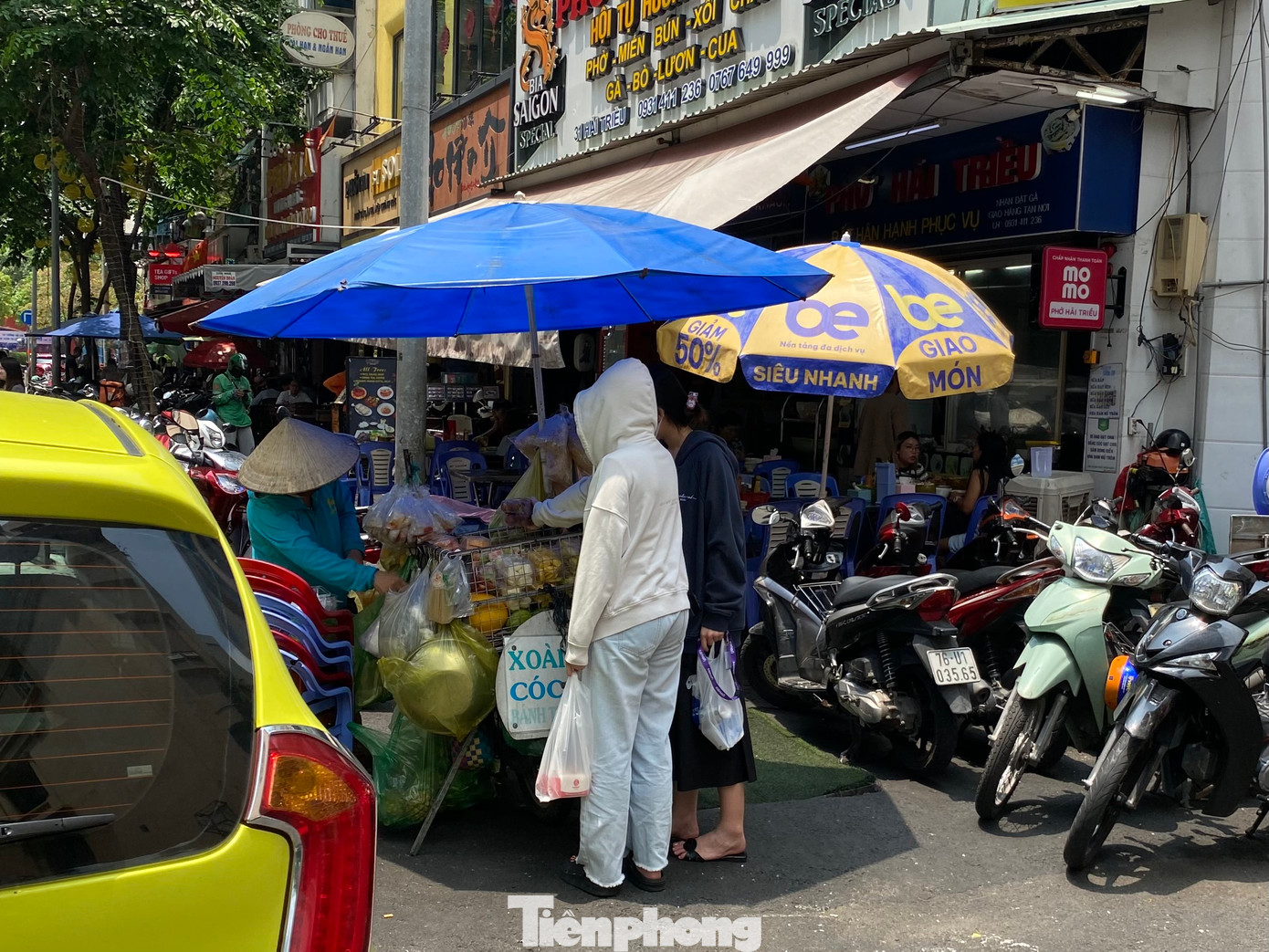 Tình trạng hàng rong trên đường Hải Triều chưa được cải thiện. Ảnh: H.H