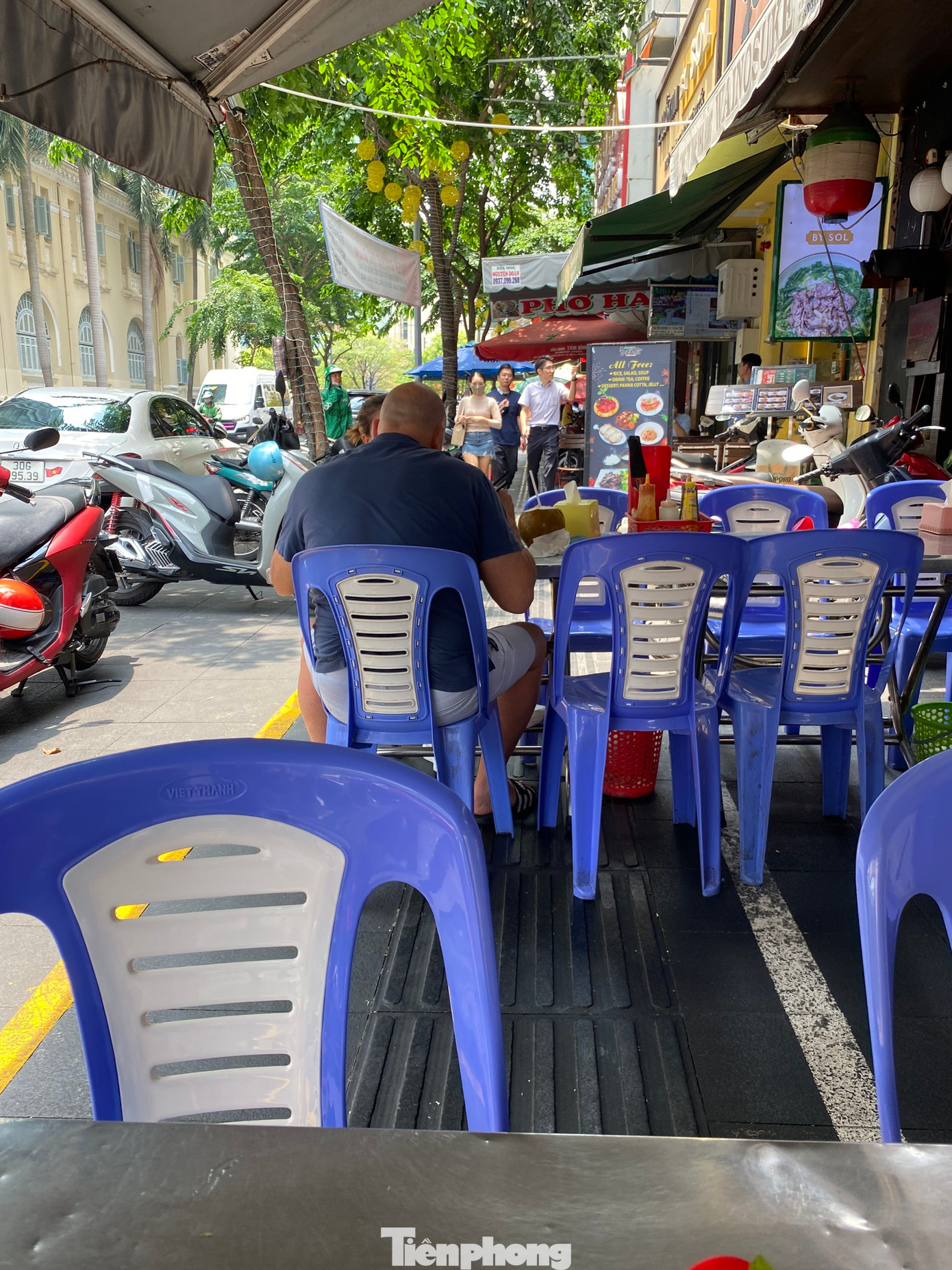 Phần vỉa hè dành cho người đi bộ trên đường Hải Triều (giữa vạch trắng và vạch vàng) bị chiếm dụng làm nơi kinh doanh. Ảnh: H.H