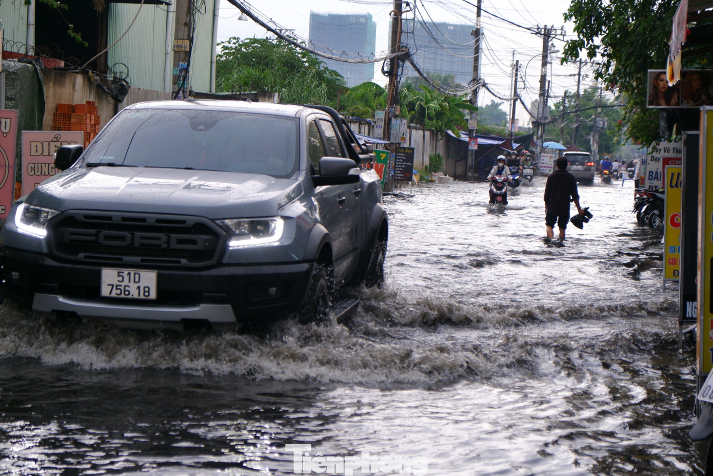 Theo Đài Khí tượng Thủy văn khu vực Nam bộ, hiện nay gió mùa Tây Nam đang hoạt động ổn định và có xu hướng tăng cường ở khu vực Nam bộ. Dự báo trong những ngày tới, TPHCM và khu vực Nam bộ tiếp tục có mưa dông trên diện rộng (thời gian mưa chủ yếu về chiều, tối). Trong mưa dông có khả năng xảy ra lốc, sét, mưa đá và gió giật mạnh. Người dân cần đề phòng khả năng mưa lớn gây ngập cục bộ. Theo Đài Khí tượng Thủy văn khu vực Nam bộ, hiện nay gió mùa Tây Nam đang hoạt động ổn định và có xu hướng tăng cường ở khu vực Nam bộ. Dự báo trong những ngày tới, TPHCM và khu vực Nam bộ tiếp tục có mưa dông trên diện rộng (thời gian mưa chủ yếu về chiều, tối). Trong mưa dông có khả năng xảy ra lốc, sét, mưa đá và gió giật mạnh. Người dân cần đề phòng khả năng mưa lớn gây ngập cục bộ.
