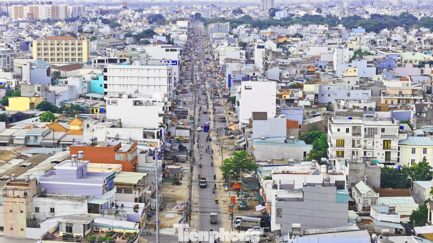 Đại diện Ban quản lý dự án đầu tư xây dựng các công trình giao thông TPHCM (Ban giao thông, chủ đầu tư) cho biết, đến nay dự án đang triển khai đồng loạt các gói thầu: xây lắp 1 (đoạn từ đường Bình Long đến Kênh nước đen), xây lắp 2 (đoạn từ Kênh nước đen đến đường Mã Lò), xây lắp 5 (Hệ thống chiếu sáng; Thi công di dời tái lập trụ T50 đường dây 110KV Bình Tân – Bà Quẹo), xây lắp 6 (cây xanh).