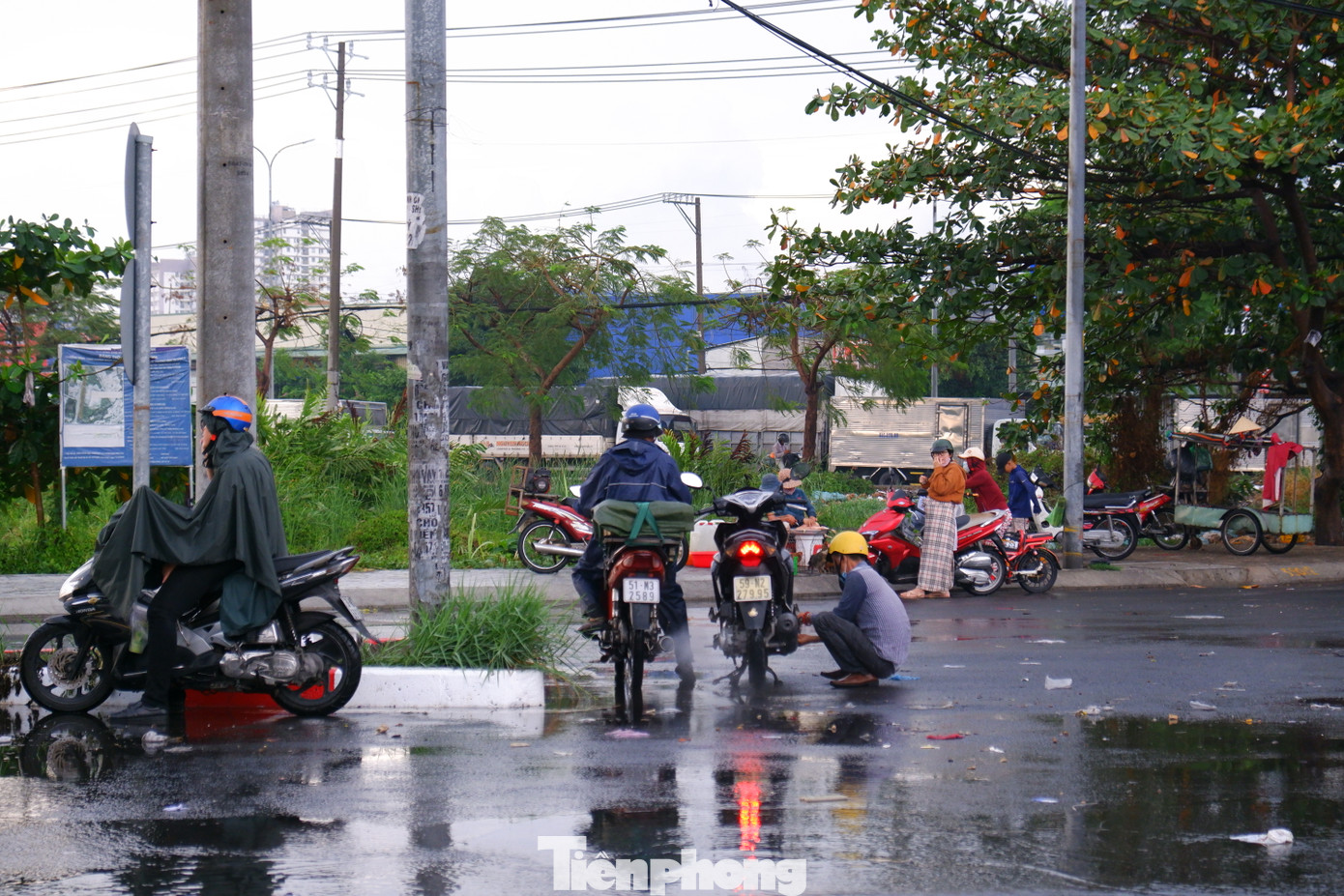 Một số phương tiện bị "chết máy" do lưu thông vào đoạn đường bị ngập úng. Một số phương tiện bị "chết máy" do lưu thông vào đoạn đường bị ngập úng.