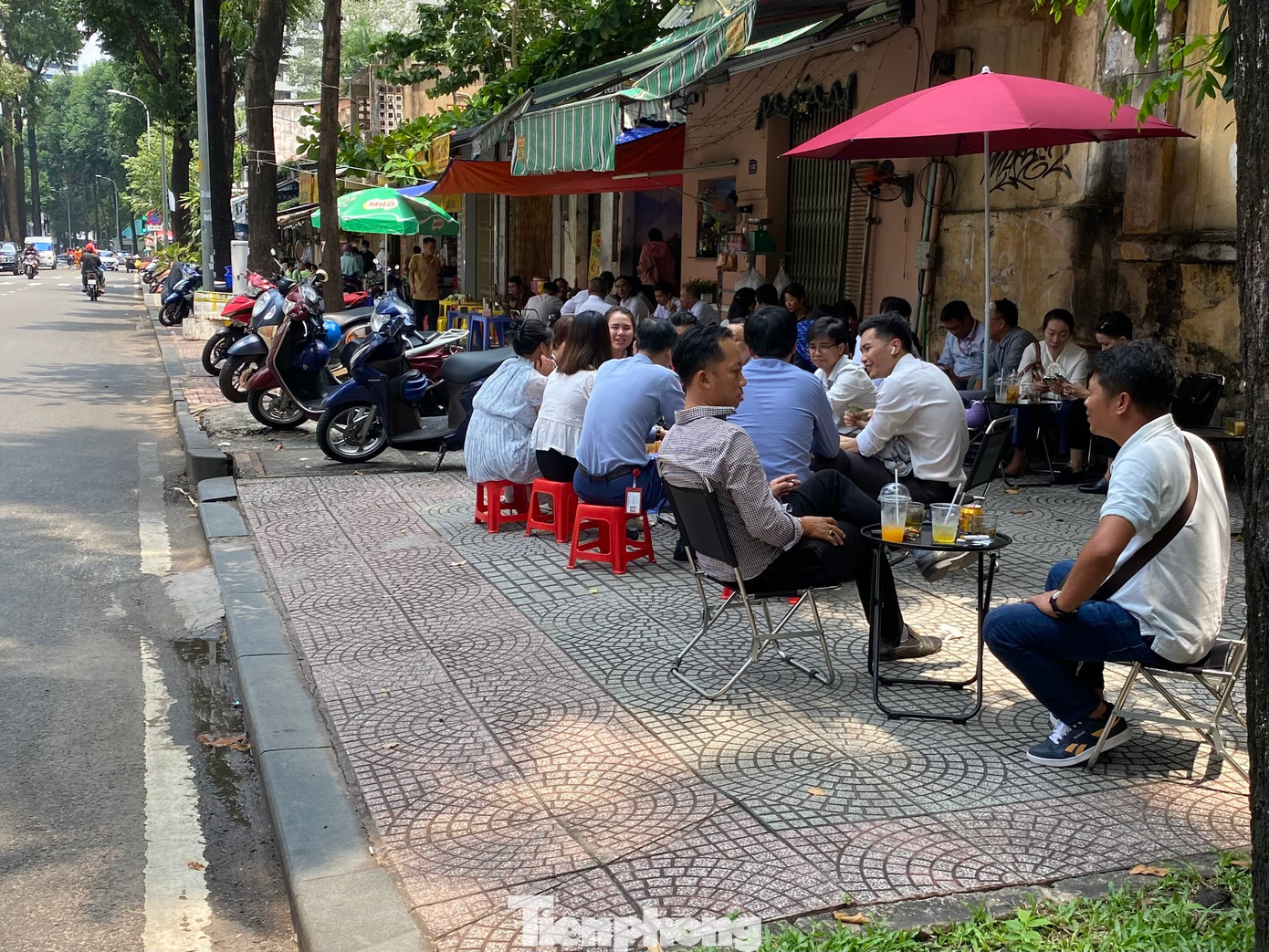 Hộ kinh doanh trên đường Chu Mạnh Trinh (phường Bến Nghé, quận 1) kê bàn ghế cho khách ngồi ngoài phạm vi được quy định. Ảnh: H.H