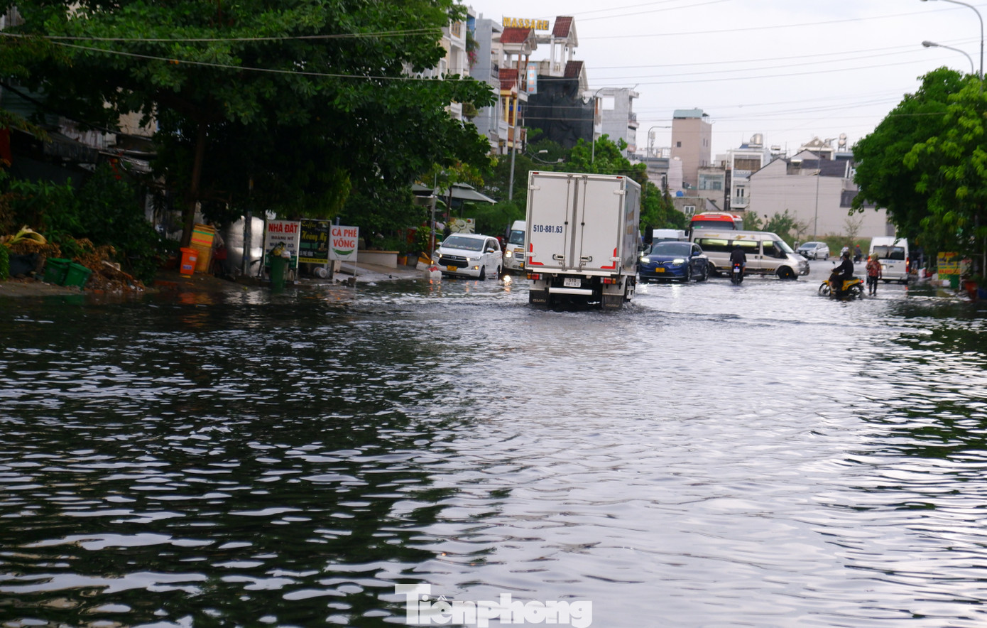 Đường Lê Cơ (quận Bình Tân) nước ngập mênh mông. Đường Lê Cơ (quận Bình Tân) nước ngập mênh mông.
