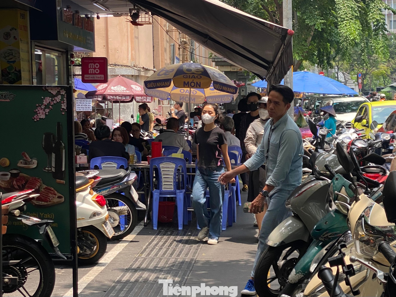 Hộ kinh doanh tại số 31 đường Hải Triều, phường Bến Nghé đặt bàn ghế lấn ra ngoài vạch trắng, chiếm dụng hết phần vỉa hè của người đi bộ. Ảnh: H.H