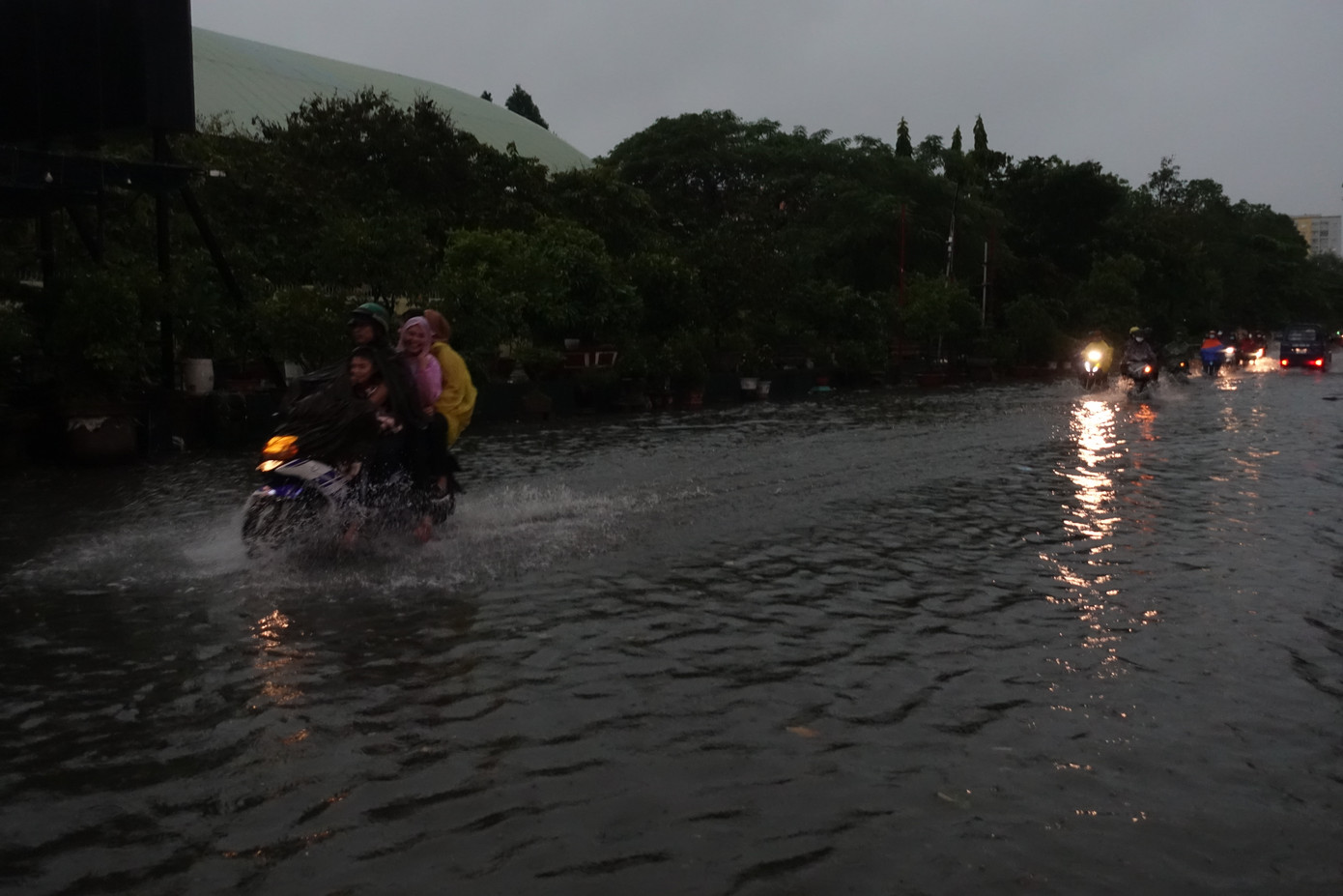 Một số tuyến đường ở huyện Bình Chánh ngập nặng trong cơn mưa chiều tối 27/5. Ảnh: CTV Một số tuyến đường ở huyện Bình Chánh ngập nặng trong cơn mưa chiều tối 27/5. Ảnh: CTV