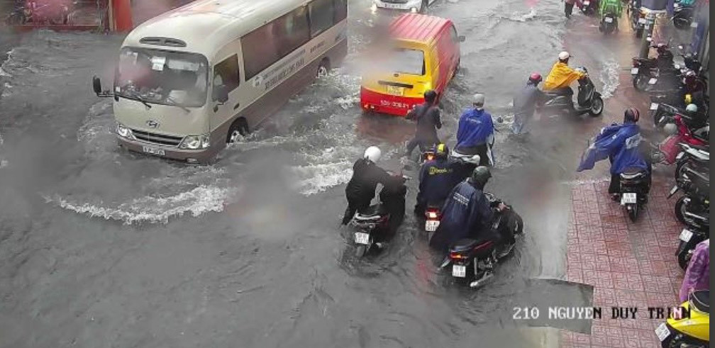 Đường Đỗ Xuân Hợp và Nguyễn Duy Trinh (TP Thủ Đức) ngập sâu trong cơn mưa chiều 27/5. Đường Đỗ Xuân Hợp và Nguyễn Duy Trinh (TP Thủ Đức) ngập sâu trong cơn mưa chiều 27/5.