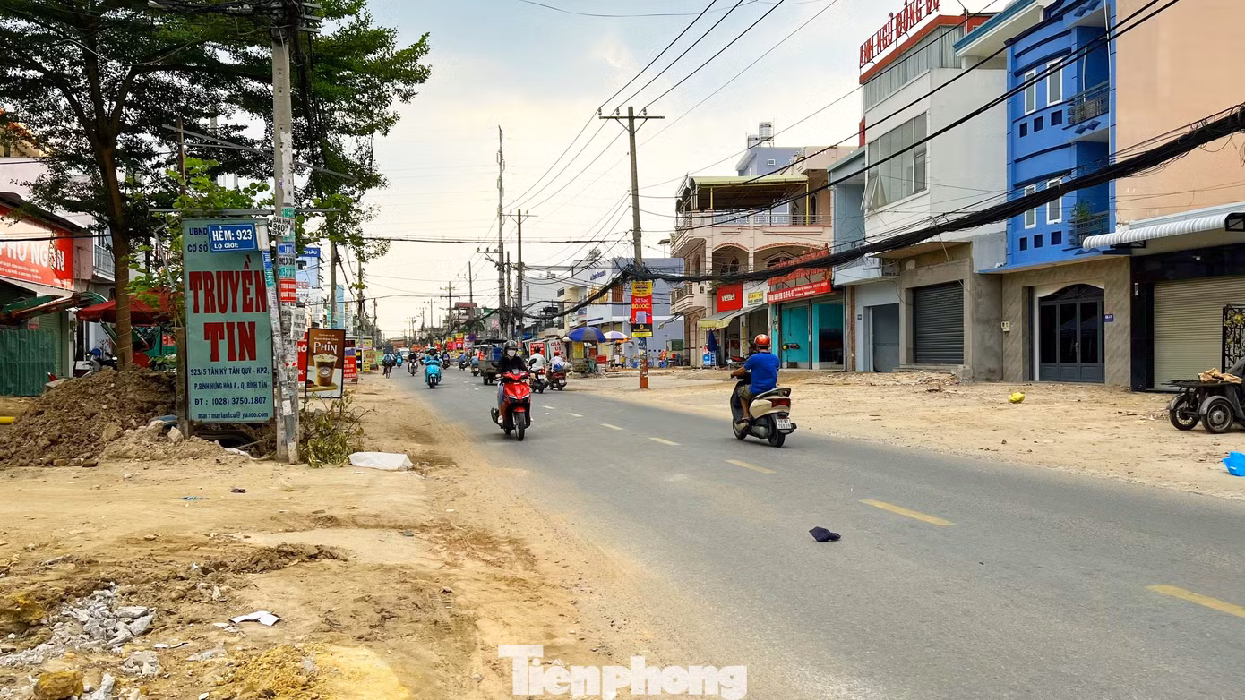 "Công trình vừa thi công vừa phối hợp với địa phương thực hiện công tác bồi thường giải phóng mặt bằng. Ban Bồi thường GPMB quận Bình Tân bàn giao mặt bằng trống đến đâu, được đoạn nào nhà thầu sẽ triển khai thi công đến đó"- đại diện Ban Giao thông TPHCM cho biết.