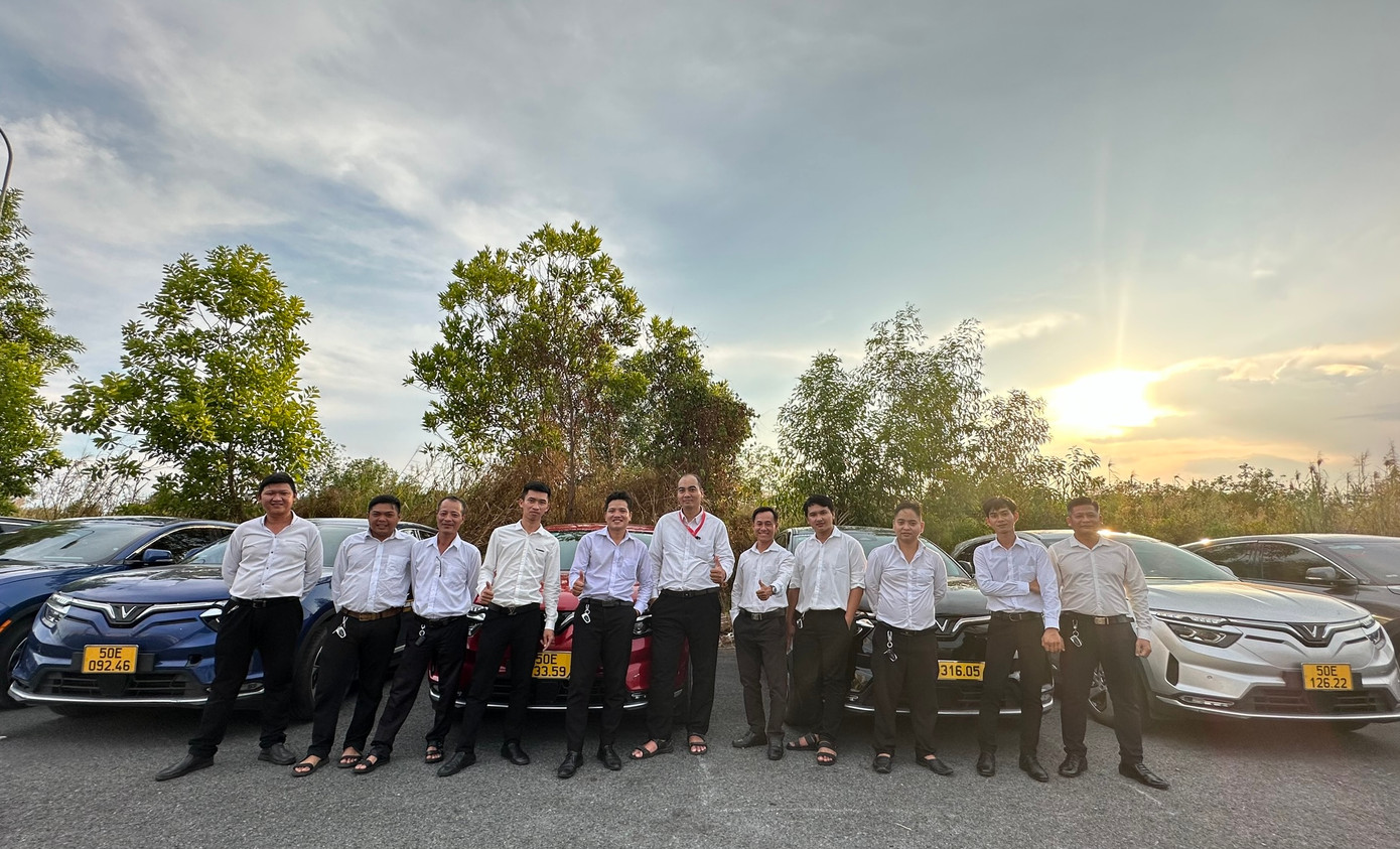 Đội ngũ xe taxi chờ khách tại bến tàu.