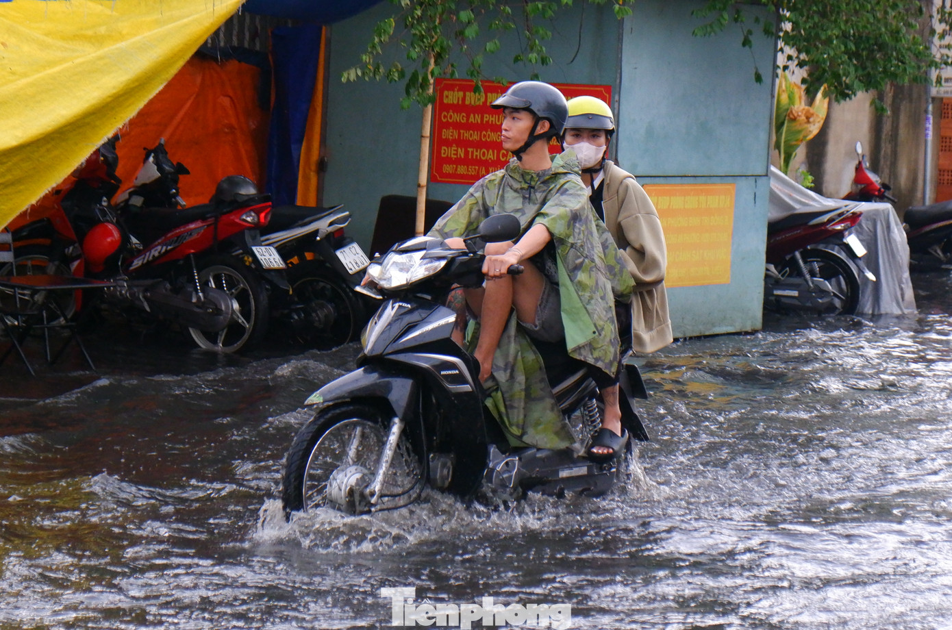Phương tiện bì bõm lội nước trên đường SINCO (quận Bình Tân). Phương tiện bì bõm lội nước trên đường SINCO (quận Bình Tân).