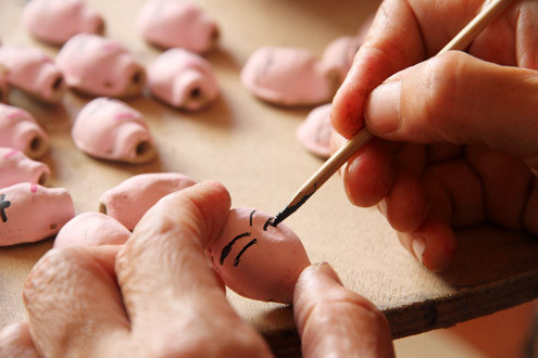 Chị Tuyến đang vẽ mặt cho ông đánh gậy sau khi đã nung từ đất sét và nhuộm màu. Dụng cụ đơn sơ, công việc đơn giản nhưng đòi hỏi sự tỉ mỉ và kiên nhẫn của người thợ.