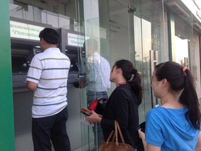Người Việt hiện chủ yếu dùng ATM để rút tiền nên Ngân hàng buộc phải thu phí bù lỗ
