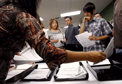 Chính phủ Mỹ chi 80 triệu USD để trợ cấp thất nghiệp cho triệu phú Mỹ. Ảnh: AP