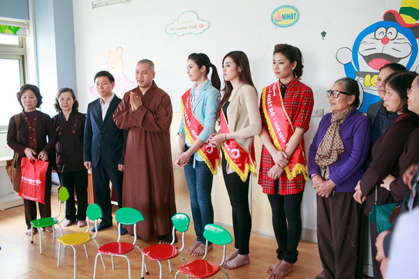 Ngọc Hân, Tú Anh rạng rỡ đồng hành Chủ Nhật Đỏ ảnh 3