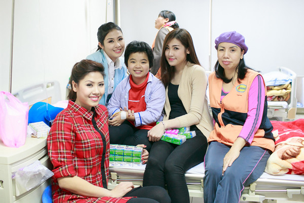 Ngọc Hân, Tú Anh rạng rỡ đồng hành Chủ Nhật Đỏ ảnh 9