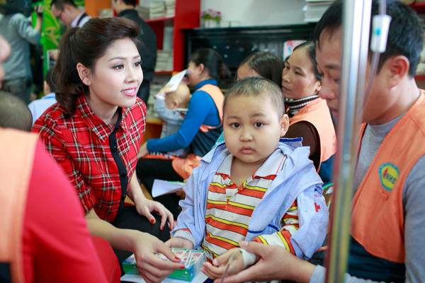 Ngọc Hân, Tú Anh rạng rỡ đồng hành Chủ Nhật Đỏ ảnh 5