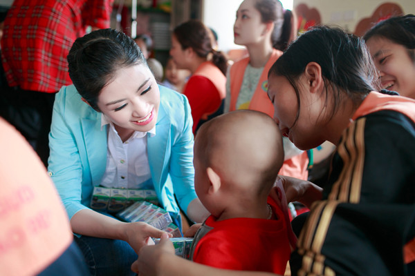 Ngọc Hân, Tú Anh rạng rỡ đồng hành Chủ Nhật Đỏ ảnh 4