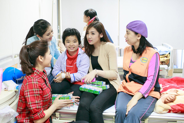 Ngọc Hân, Tú Anh rạng rỡ đồng hành Chủ Nhật Đỏ ảnh 7