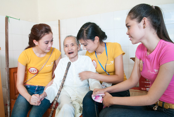 Ngày 16-8, các thí sinh tham gia hoạt động xã hội, thăm và tặng quà tại trung tâm phụng dưỡng người có công với cách mạng ở Đà Nẵng.Ảnh: Công Khanh