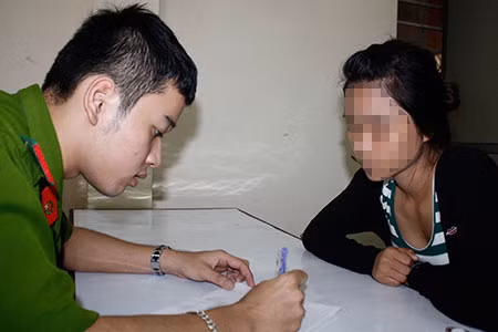 Đối tượng L tại cơ quan công an