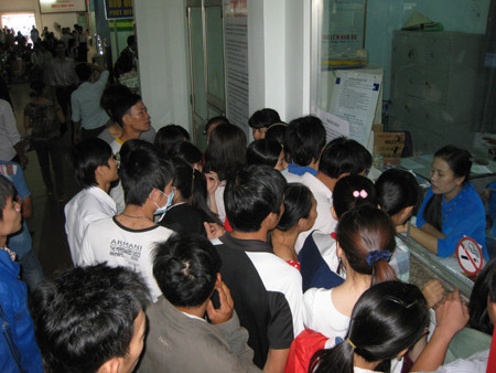 Chen chúc nhau xem thông báo ở ga