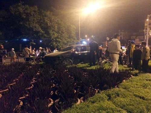 Tài xế say rượu lao ô tô lên bùng binh để ‘ngủ’ ảnh 1