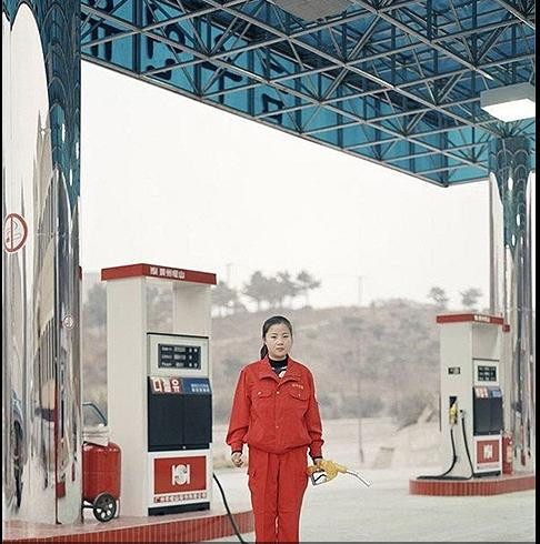 Nữ nhân viên làm việc ở cây xăng