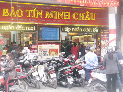 Khách đổ vào mua vàng khi thị trường chợ đen dừng giao dịch đồng USD