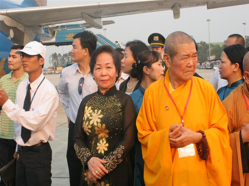 Phó Chủ tịch nước Nguyễn Thị Doan ra tận chân cầu thang máy bay đón đoàn. Ảnh: Trần Thanh