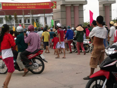 Gia đình nạn nhân Ngô Thị Nơi mang di ảnh, lư hương đến trụ sở UBND huyện Phú Tân đòi bồi thường