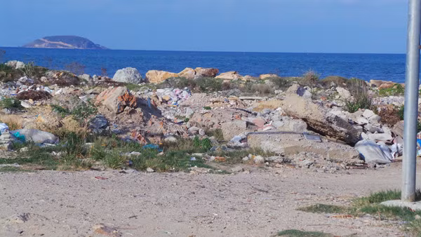 Dự án lấn vịnh Nha Trang trái phép ngập rác thải và thành bãi xe 'lậu' ảnh 2