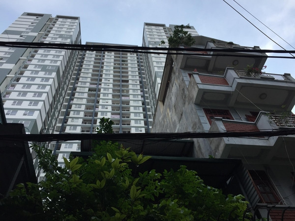 Sống cạnh công trình chung cư cao tầng, dân lo sợ sập nhà ảnh 1