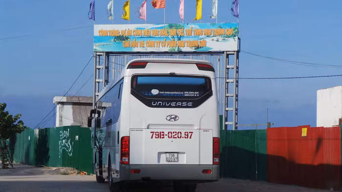 Dự án lấn vịnh Nha Trang trái phép ngập rác thải và thành bãi xe 'lậu' ảnh 3