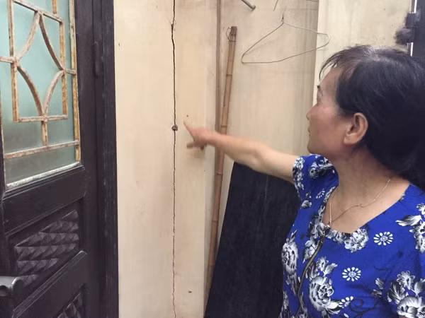 Sống cạnh công trình chung cư cao tầng, dân lo sợ sập nhà ảnh 2