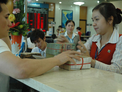 Khách hàng gửi tiết kiệm tại Sacombank. Ảnh: Hồng Thúy