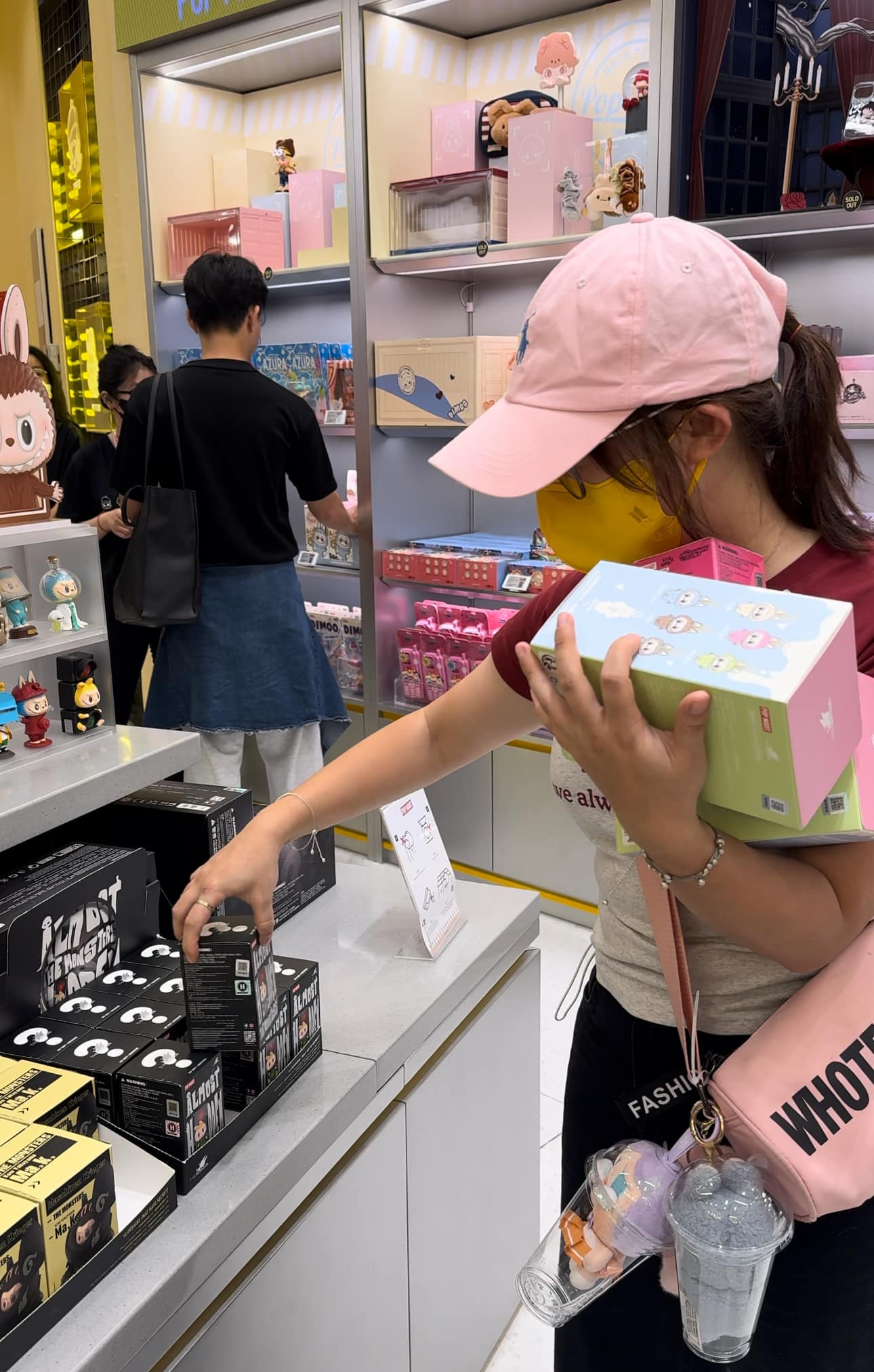 Bạn trẻ "săn lùng" Crybaby. (Ảnh: POPMART VN OFFICIAL GROUP) Bạn trẻ "săn lùng" Crybaby. (Ảnh: POPMART VN OFFICIAL GROUP)