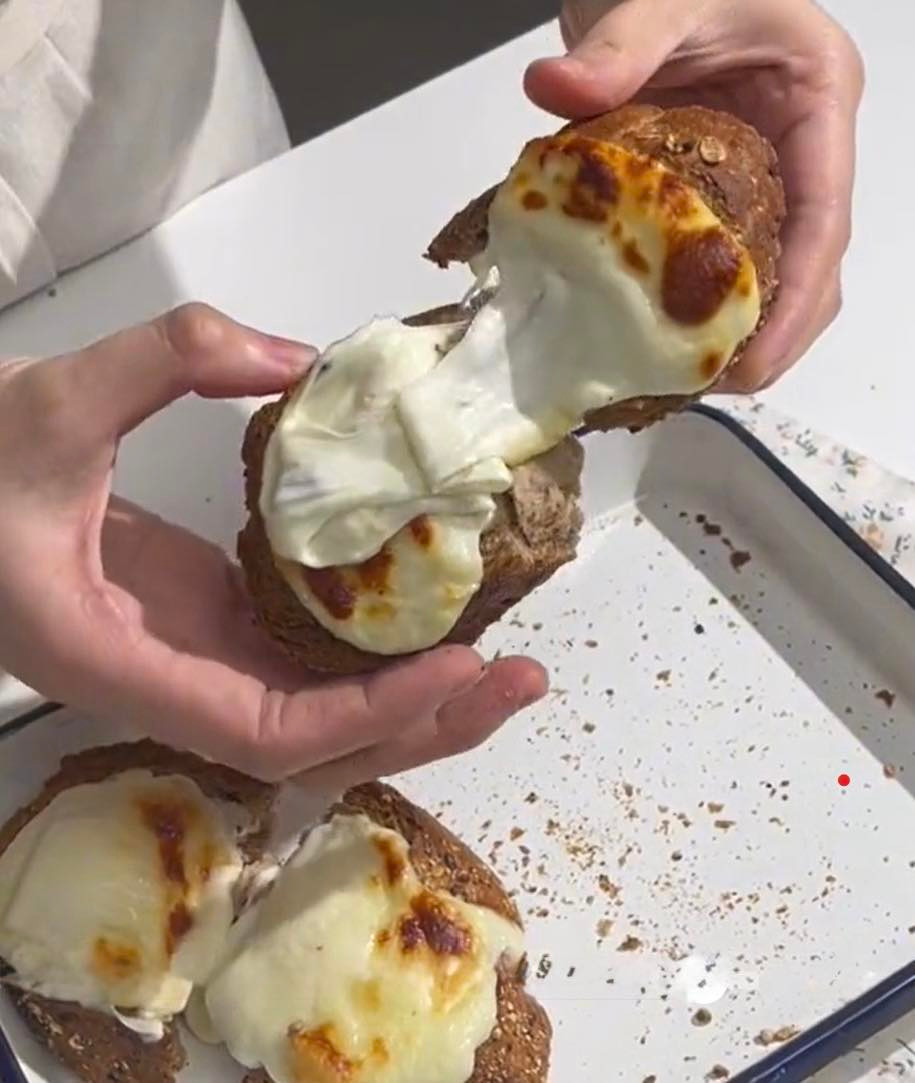 Mozzarella tươi được bạn trẻ kết hợp với nhiều món ăn khác nhau. (Ảnh chụp màn hình) Mozzarella tươi được bạn trẻ kết hợp với nhiều món ăn khác nhau. (Ảnh chụp màn hình)